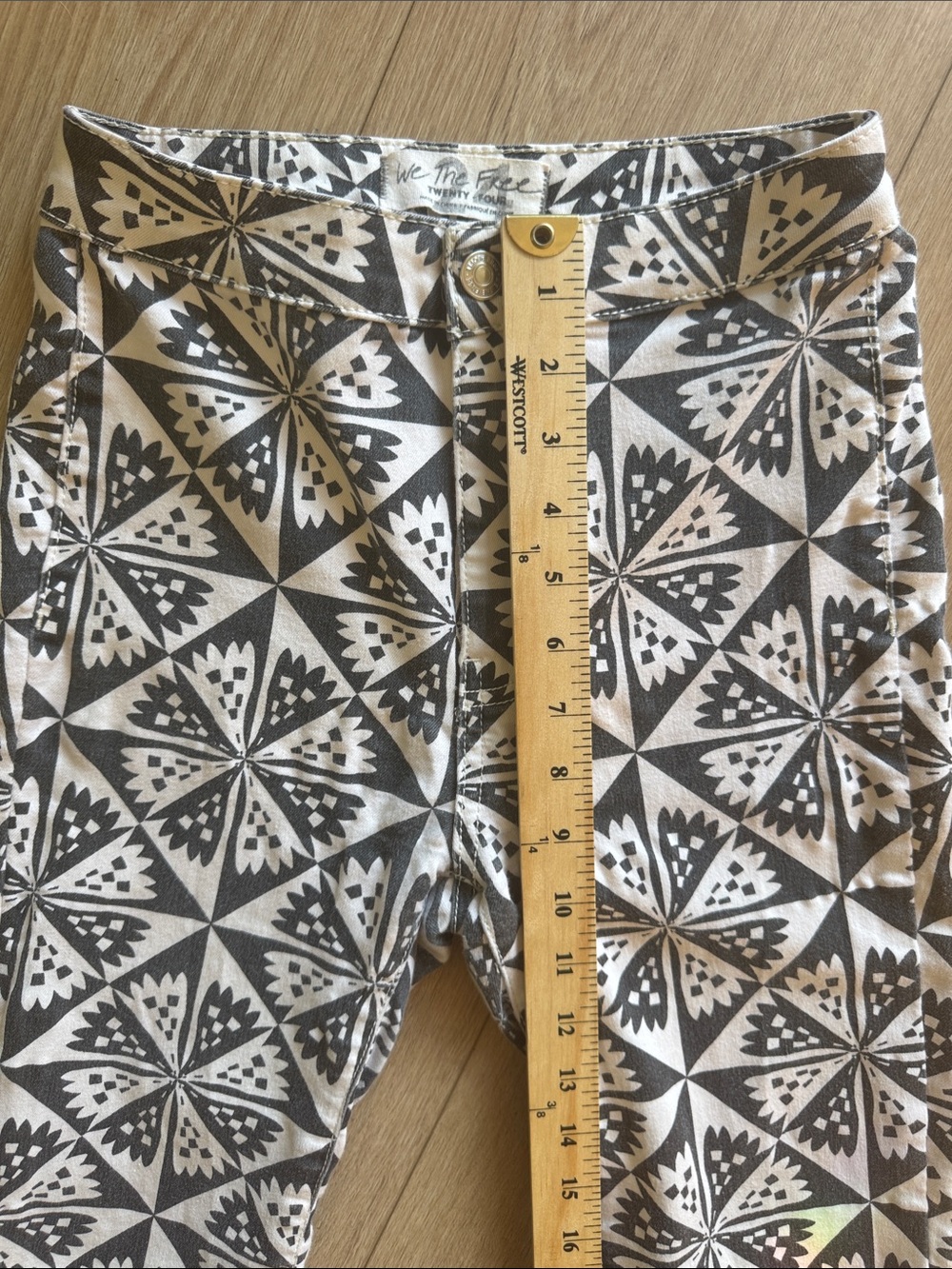 Free People We The Free Just Float On Flare Jeans Geo Black White Size 24 - Picture 14 of 15